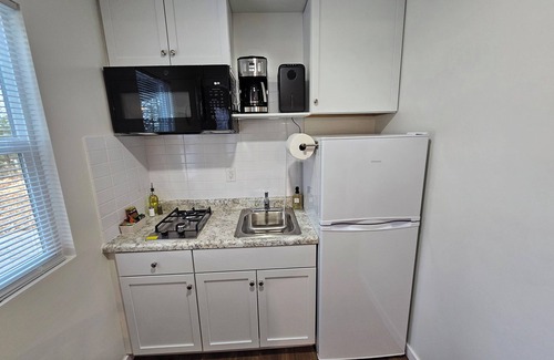 Lebanon Apartamento | Studio #1 at Bennettscape Lodge with WiFi and AC by Bennett Spring State Park