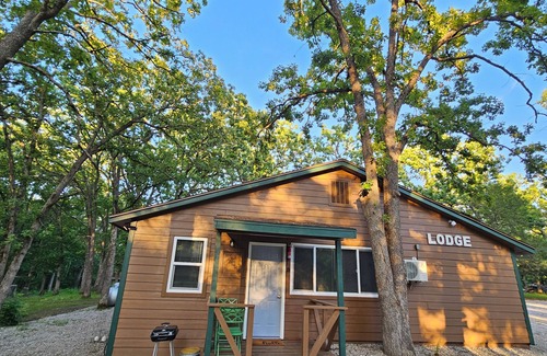 Lebanon Apartamento | Studio #1 at Bennettscape Lodge with WiFi and AC by Bennett Spring State Park