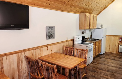 Whitefish Complejo | Studio 1 King Bed, Full Bath, Full Kitchen 10 Minutes from West Glacier Park!