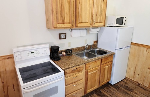 Whitefish Complejo | Studio 1 King Bed, Full Bath, Full Kitchen 10 Minutes from West Glacier Park!