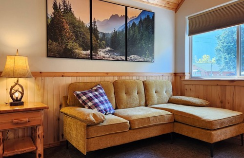 Whitefish Complejo | Studio 1 King Bed, Full Bath, Full Kitchen 10 Minutes from West Glacier Park!