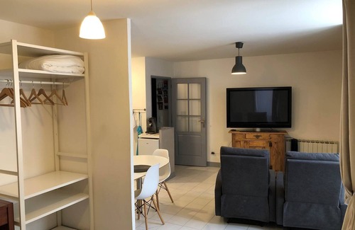 Cahors Old Town Apartamento | Studio 2*, place Saint Priest, first floor