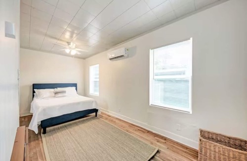West Campus Apartamento | Studio-9, near Zilker/UT/SXSW/Parking Included!