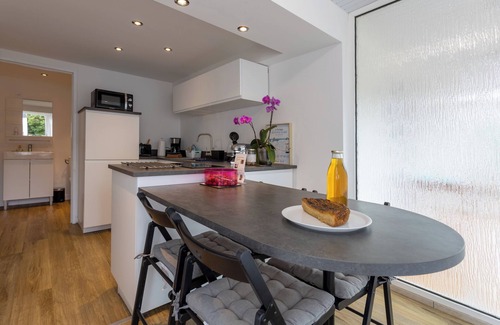 Clohars-Fouesnant Apartamento | Apartamento estudio 'À La Campagne Avec Piscine' con piscina compartida, jardín compartido y Wi-Fi