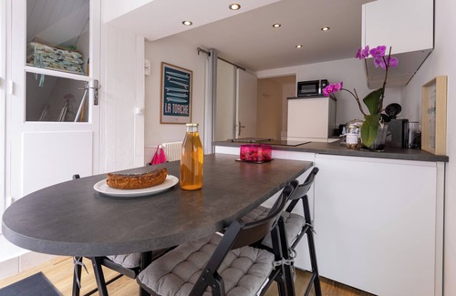 Clohars-Fouesnant Apartamento | Apartamento estudio 'À La Campagne Avec Piscine' con piscina compartida, jardín compartido y Wi-Fi