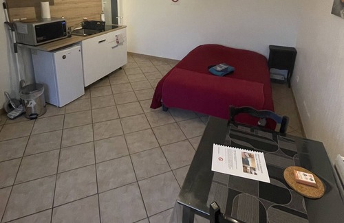 Paroy-sur-Tholon Apartamento | Studio apartment near Joigny