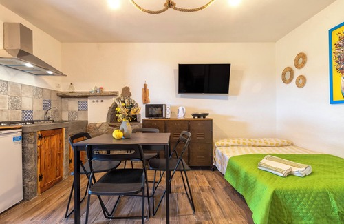 Trinita d'Agultu Apartamento | Apartamento estudio 'Sa Domo Isola Rossa' con vistas al mar, terraza privada y aire acondicionado.