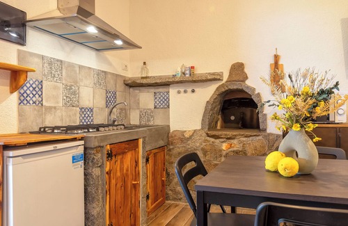 Trinita d'Agultu Apartamento | Apartamento estudio 'Sa Domo Isola Rossa' con vistas al mar, terraza privada y aire acondicionado.