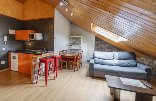 Ezcaray Apartamento | Apartamento estudio 'Altuzarra 1' con vistas a la montaña, terraza privada y Wi-Fi