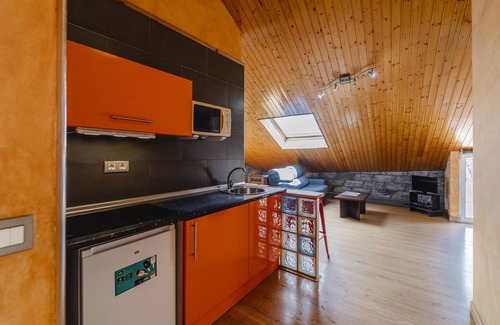 Ezcaray Apartamento | Apartamento estudio 'Altuzarra 1' con vistas a la montaña, terraza privada y Wi-Fi