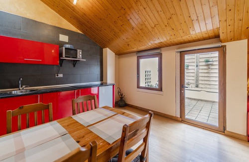 Ezcaray Apartamento | Apartamento estudio 'Altuzarra 2' con vistas a la montaña, terraza privada y Wi-Fi