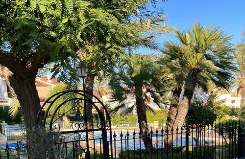 Santa Pola Apartamento | Studio Apartment 'Bungalow En Santa Pola Del Este' with a view of the mountains