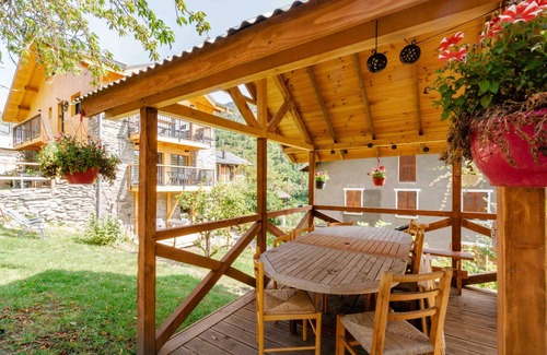 La Perriere Apartamento | Apartamento estudio 'Chalet Belamy 1' con vistas a la montaña, terraza privada y Wi-Fi