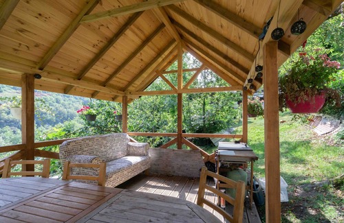 La Perriere Apartamento | Apartamento estudio 'Chalet Belamy 1' con vistas a la montaña, terraza privada y Wi-Fi
