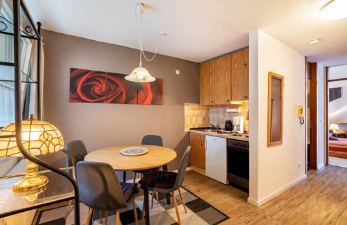 Bad Liebenzell Apartamento | Apartamento estudio 'Ferienwohnung Weitblick' con vistas a la montaña y balcón