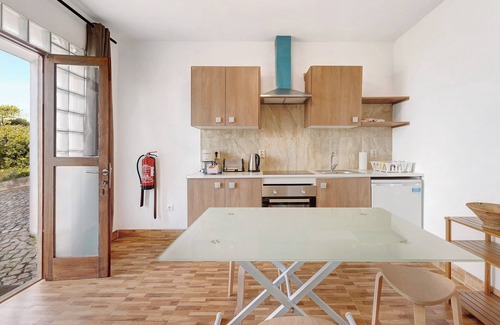 Colares Apartamento | Apartamento estudio 'Estúdio Alto Da Praia' con vistas al mar, piscina compartida y Wi-Fi