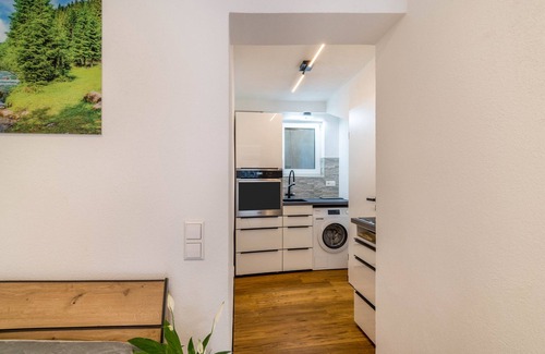 Bad Wildbad Apartamento | Apartamento estudio 'Fewo-Rennbächle' con vistas a la montaña, terraza y Wi-Fi