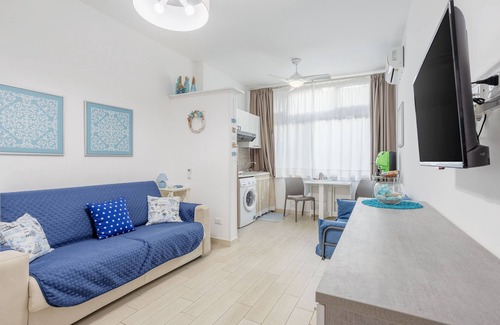 Mondello Apartamento | Apartamento estudio 'Flat Blu Palermo Mondello' con piscina compartida, terraza y aire acondicionado