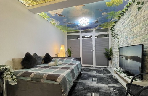 Cluj-Napoca Apartamento | Studio Apartment in the Hill Panoramic House with Chroma-therapy