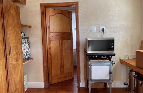 Kalk Bay Apartamento | Studio apartment in the heart of Kalk Bay, 1 minute walk to the beach.