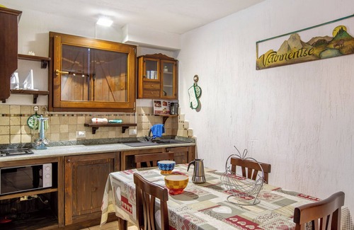 Valtournenche Apartamento | Apartamento estudio 'Monolocale A Valtournenche' con vistas a la montaña, jardín compartido y Wi-Fi