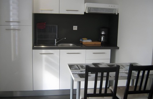 Lherm Apartamento | Studio Apartment 'Le Laurier' with Private Terrace, Shared Garden and Wi-Fi