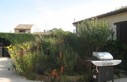 Lherm Apartamento | Studio Apartment 'Le Laurier' with Private Terrace, Shared Garden and Wi-Fi