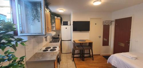 Hasselby Apartamento | Studio apartment near metro and forest!