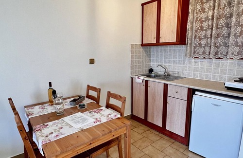 Vlachata Apartamento | Apartamento estudio 'Frente al mar 1' con vistas al mar, Wi-Fi y aire acondicionado.