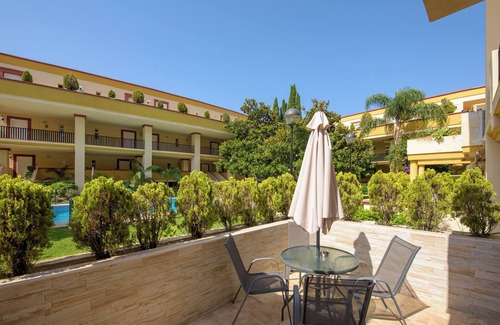 Nikki Beach Apartamento | Apartamento estudio 'Romana Playa 203' con piscina, terraza privada y Wi-Fi