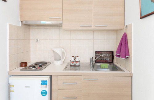 Ioulida Apartamento | Apartamento estudio 'The Castle Kea' con vistas a la montaña, Wi-Fi y aire acondicionado.
