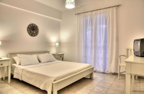Chrissi Akti Apartamento | Studio Apartment "Tzane Balcony" with Sea View, Shared Pool & Wi-Fi