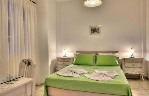 Chrissi Akti Apartamento | Studio Apartment "Tzane Balcony" with Sea View, Shared Pool & Wi-Fi