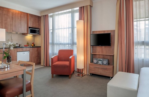 Quartier de la Monnaie Apartamento | STUDIO APARTMENT WITH AIRCON IN SAINT GERMAIN