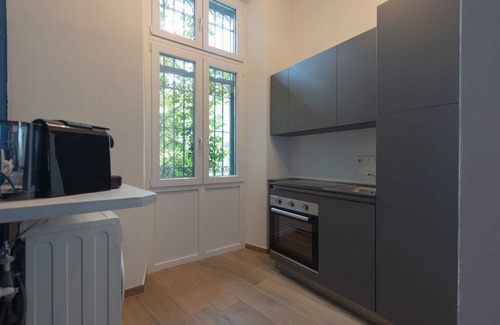 San Donato - Campidoglio Apartamento | Estudio con cama doble, sillón cama y cocina americana equipada.