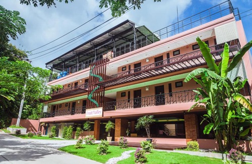 Kathu Complejo | Studio apartments on a hill
