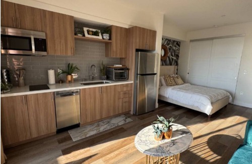 Wilshire Apartamento | Studio Apt, Balcony, Free Parking, Fully Equipped