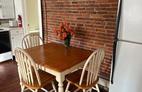 Peterborough Apartamento | Studio Apt with Full Kitchen. 1 minute stroll over picturesque bridge into town.