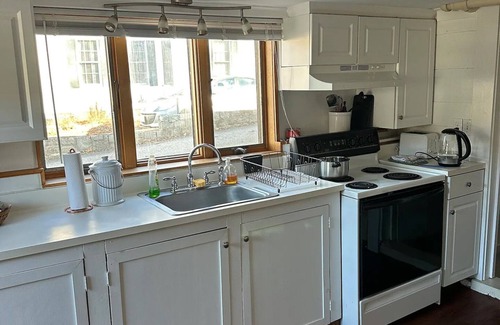 Peterborough Apartamento | Studio Apt with Full Kitchen. 1 minute stroll over picturesque bridge into town.