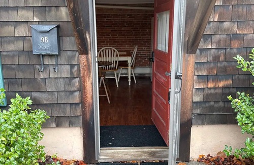 Peterborough Apartamento | Studio Apt with Full Kitchen. 1 minute stroll over picturesque bridge into town.