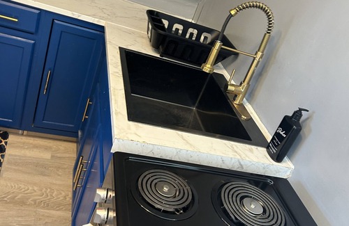 Ansonia Apartamento | Studio Apt with kitchen,Living room, bathroom & bedroom, near Griffith hospital