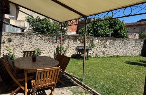 Verniolle Apartamento | Studio au Coeur du Village avec terrasse et parking proche de Pamiers