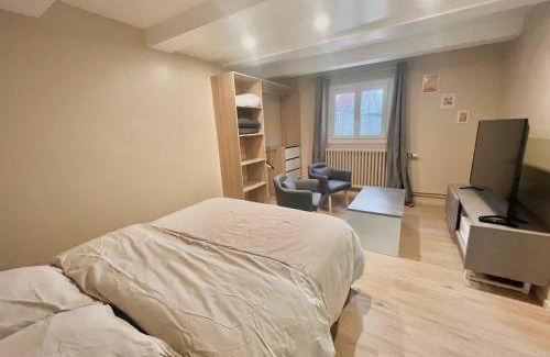 Funay - Bruyeres Casa | Studio avec cuisine, salle de bain et garage privé proximité 24h