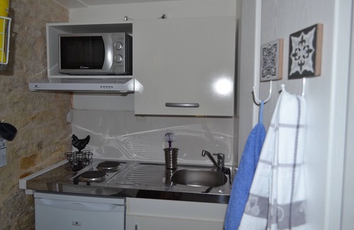 Marans Apartamento | Belle Ile-Estudio-Vista a la Piscina-Baño en la habitacion