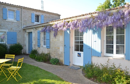 Marans Apartamento | Belle Ile-Estudio-Vista a la Piscina-Baño en la habitacion