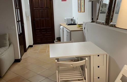 Consuegra Apartamento | Estudio 'Biblioteca' con terraza compartida, Wi-Fi y aire acondicionado