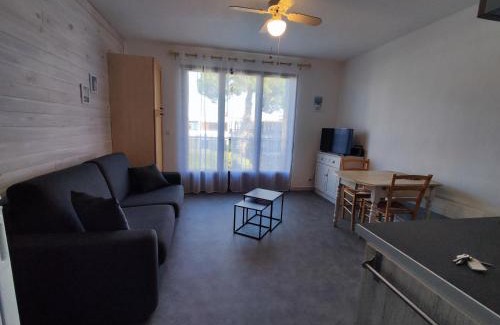Argeles Plage Apartamento | Studio Cabine Rénové, Terrasse et Parking, à 500m de la Plage - FR-1-776-61