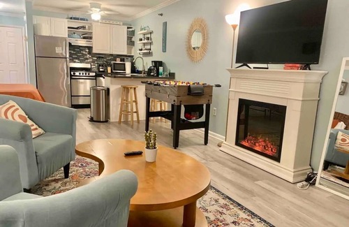 Ocean City Apartamento | Studio Charm w/ Deck, Fireplace & Fooseball!: Walk to Beach, Boardwalk & Dining!