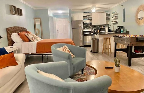 Ocean City Apartamento | Studio Charm w/ Deck, Fireplace & Fooseball!: Walk to Beach, Boardwalk & Dining!