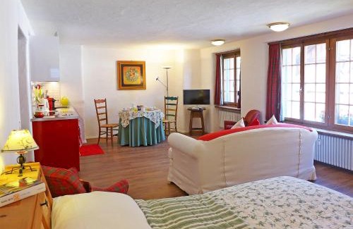 Bever Apartamento | Studio Chesa Rossa by Interhome